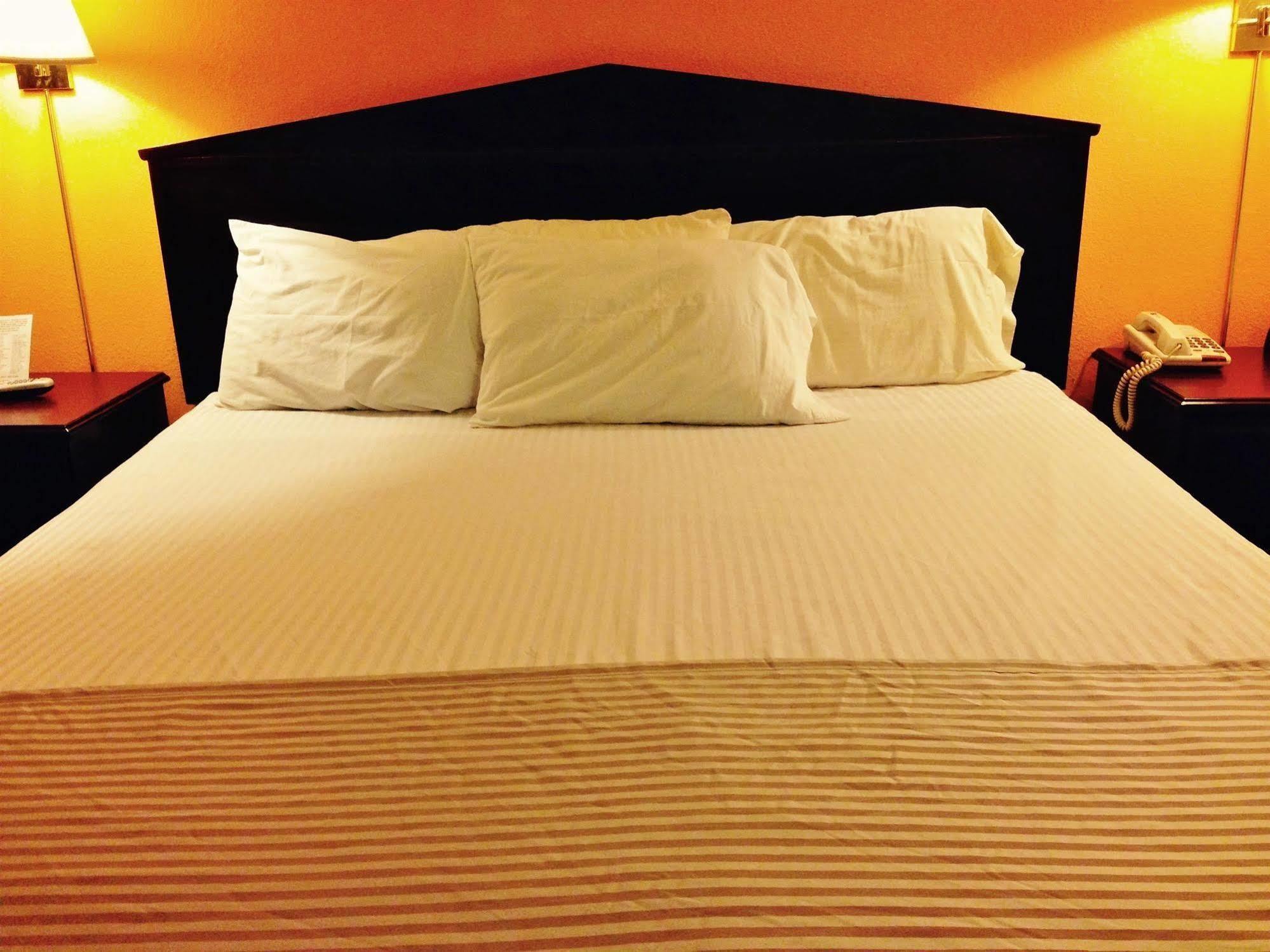 Americas Best Value Inn Macomb Extérieur photo